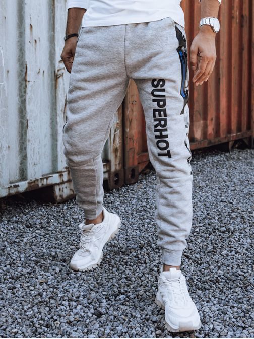 Zaujímavé pánske tepláky s nápisom v sivej farbe