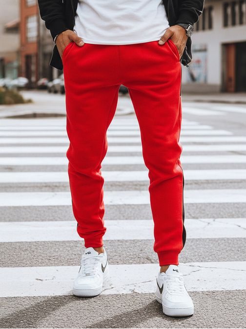 Červené tepláky s kontrastnými pruhmi