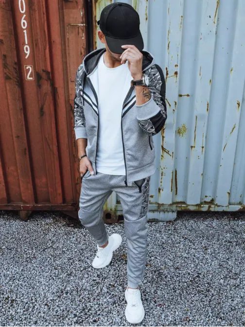 Zaujímavá šedá tepláková súprava s potlačou