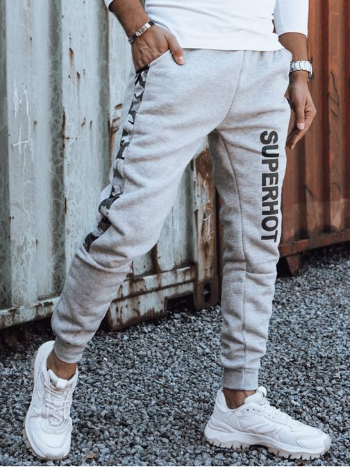 Zaujímavé pánske tepláky s nápisom v sivej farbe