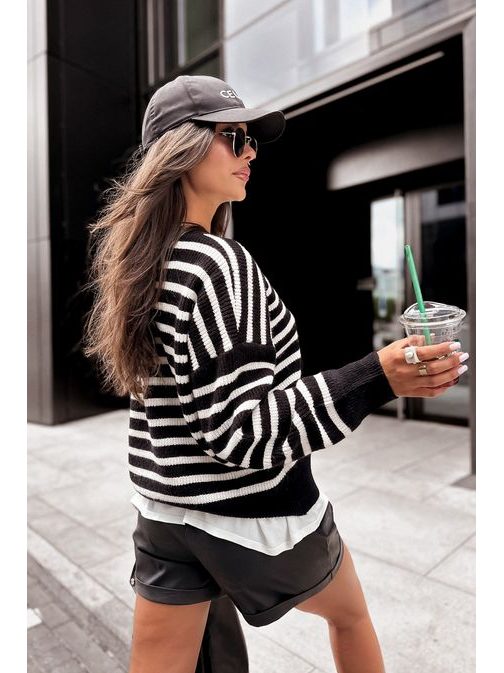 Pruhovaný dámsky sveter ladený do čierna Breezy
