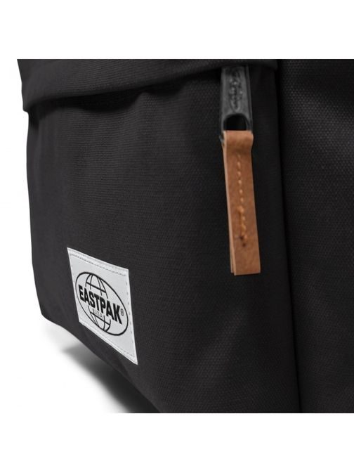 Pohodlný čierny ruksak EASTPAK PADDED PAK'R