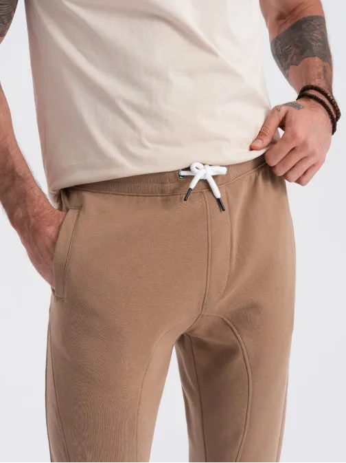 Hnedé tepláky s trendy prešívaním V2 PABS-0173