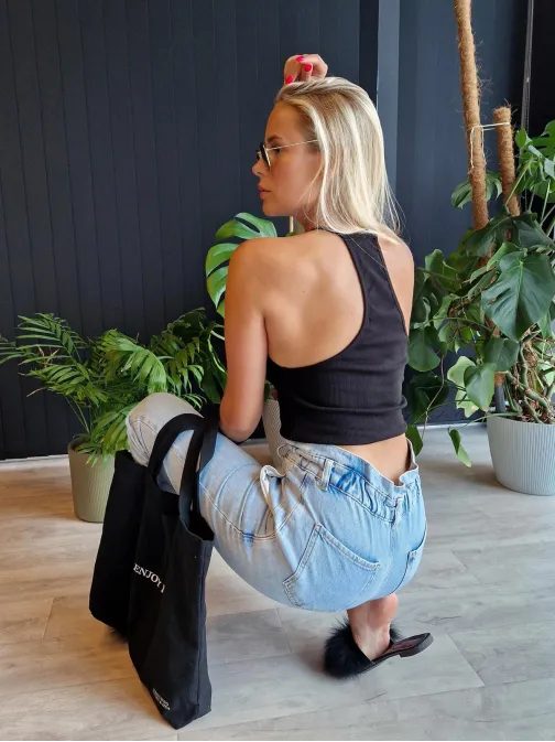 Čierny dámsky pruhovaný crop top