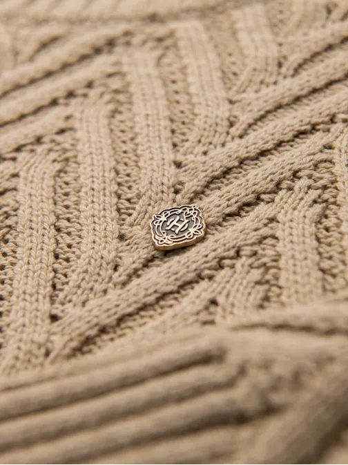 Pletený pánsky béžový sveter v elegantnom prevedení V1 OM-SWSW-0147