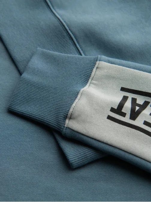 Trendy tyrkysovo-modrá mikina bez kapucne s ozdobným rukávom V4 OM-SSNZ-0200