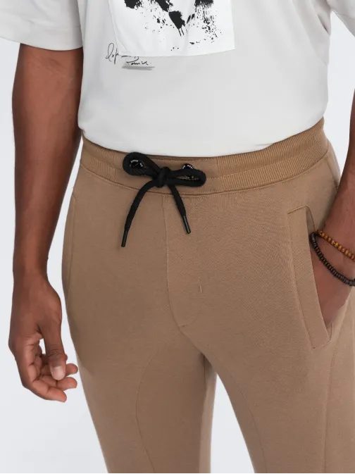 Hnedé tepláky so zaujímavým prešívaním P867