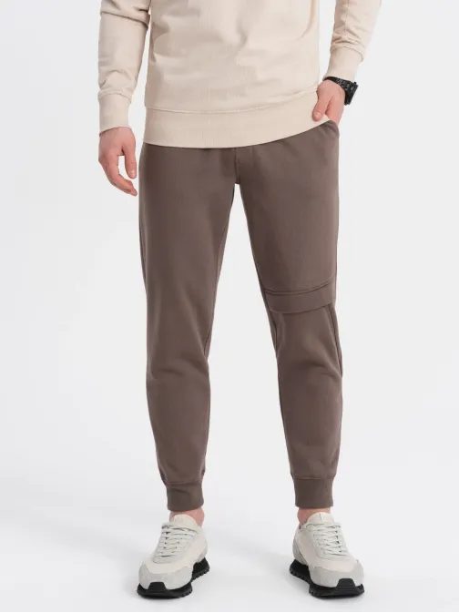 Hnedé tepláky s trendy prešívaním V4 PASK-0147