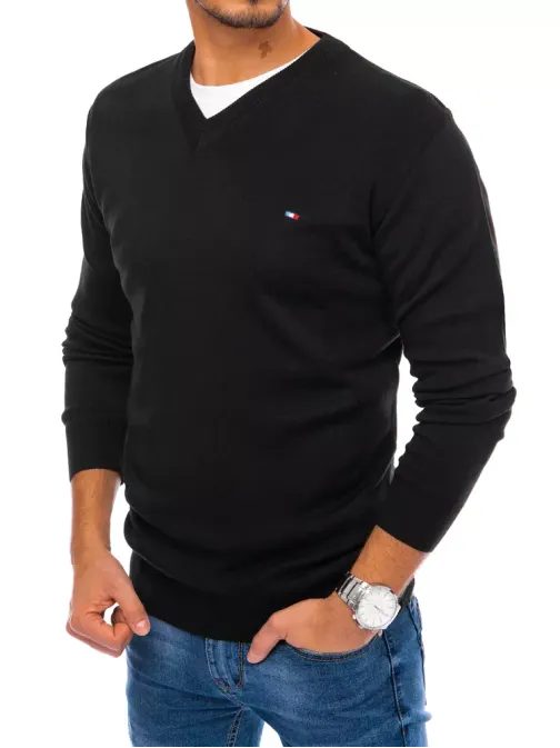 Čierny sveter s véčkovým výstrihom
