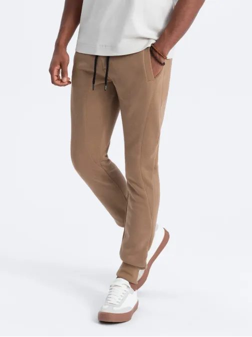 Hnedé tepláky so zaujímavým prešívaním P867