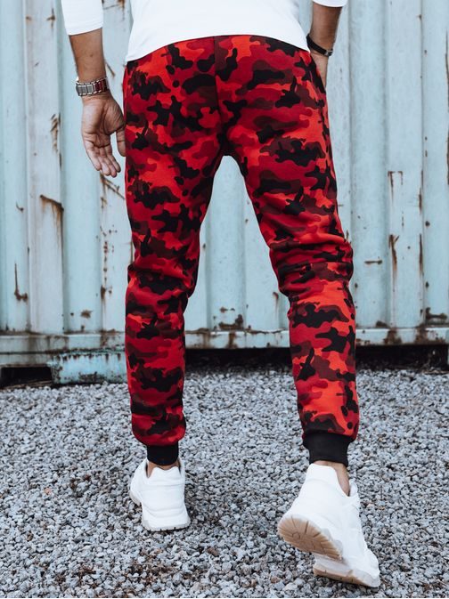 Trendy maskáčové tepláky pre pánov v červenom farebnom prevedení