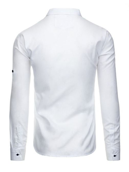 Biela košeľa s výraznými gombíkmi