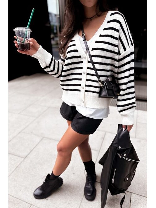 Pruhovaný dámsky sveter ladený do biela Breezy