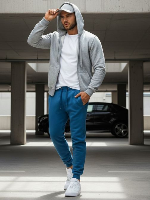 Modré tepláky v jednoduchom prevedení