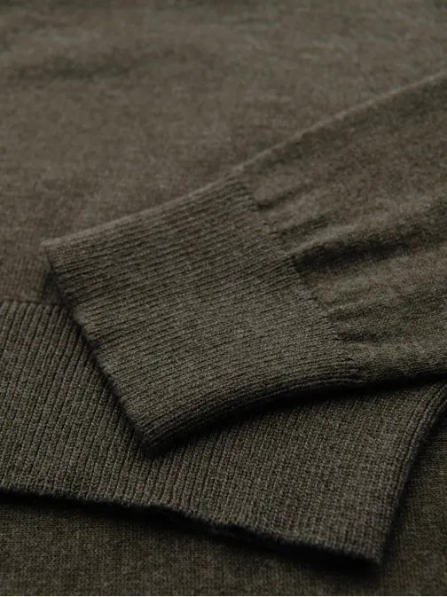 Klasický olivovo-zelený sveter s okrúhlym výstrihom V17 OM-SWBS-0106