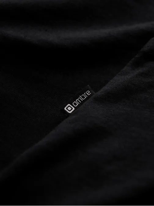 Jednoduché bavlnené tričko s dlhým rukávom v čiernej farbe v1 om-lsbl-0106