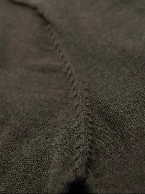 Klasický olivovo-zelený sveter s okrúhlym výstrihom V17 OM-SWBS-0106