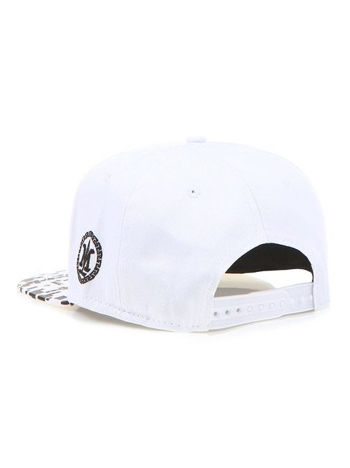 Biely snapback so vzorovaným šiltom