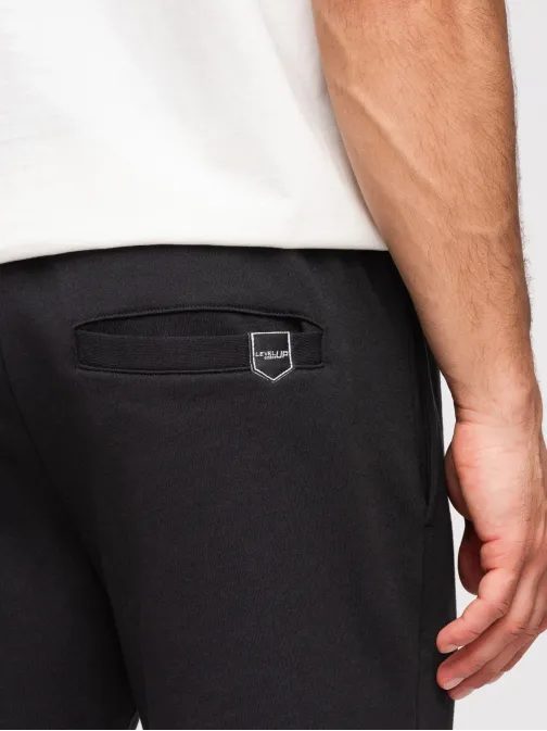 Trendy čierne  kraťasy s logom a s rozparkom V4 SRSK-0196