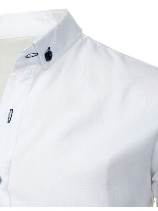 Biela košeľa s výraznými gombíkmi