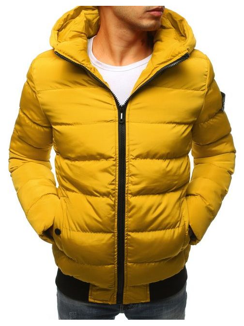 Očarujúca žltá bunda na zimu