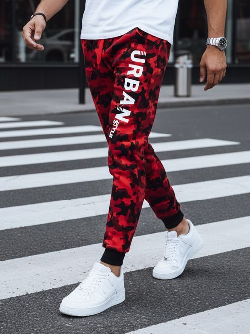 Trendy maskáčové tepláky pre pánov v červenom farebnom prevedení