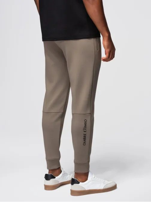 Trendy tepláky pre mužov hnedé V3 OM-PASK-0223