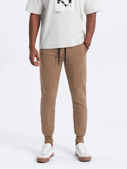 Hnedé tepláky so zaujímavým prešívaním P867