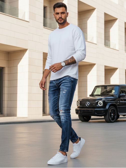 Atraktívne modré rifle s dierami