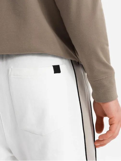 Nadčasové biele pánske kraťasy V1 SRSK-0182