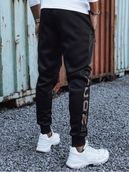 Trendy čierne tepláky s nápisom