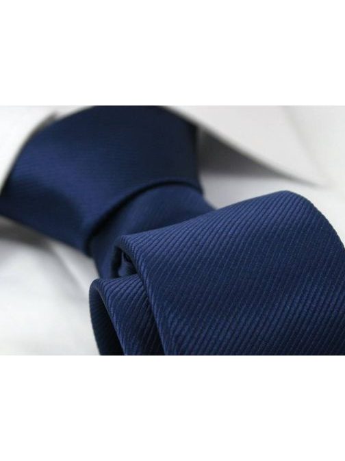 Modrá kravata s nenápadným prúžkom
