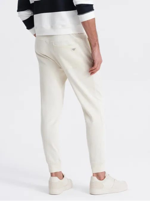 Krémové tepláky s trendy prešívaním  V11 PABS-0173