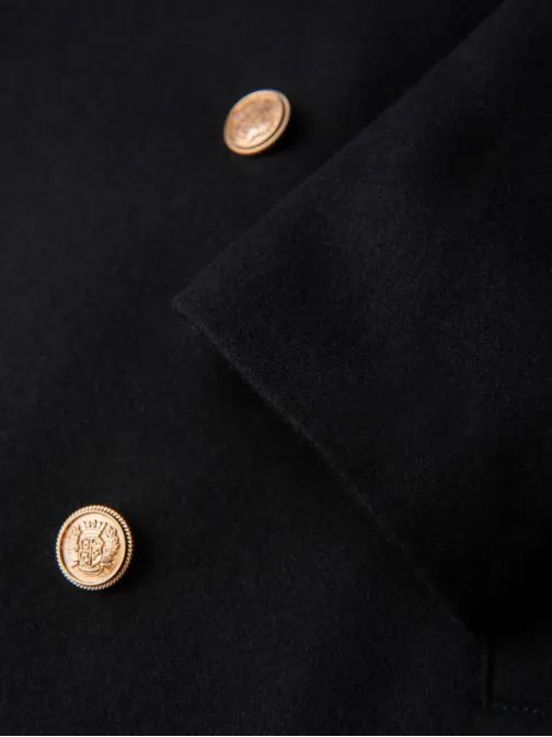 Dlhý čierny kabát s ozdobnými gombíkmi V1 OM-COWC-0145