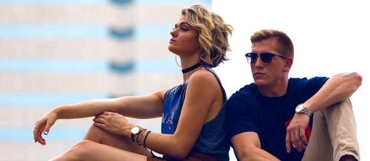 zladenie s partnerkou - ona modrý top on tmavomodrá polokošeľa