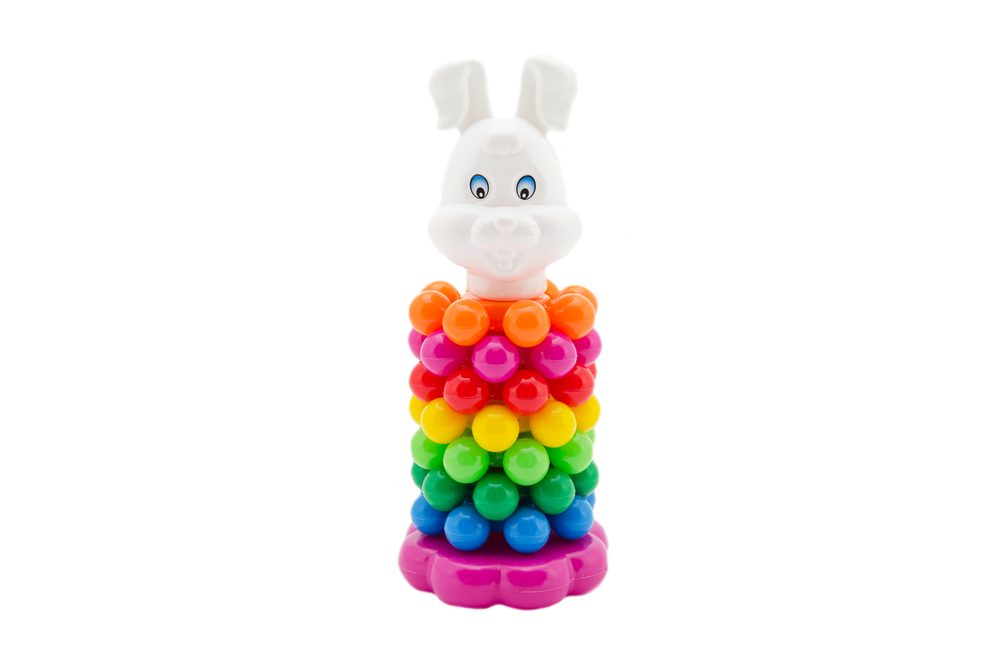 Teddies Skládačka pyramida s kroužky plast 26cm asst 3 druhy v síťce od 12 měsíců