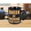 Hrnek s humorným nápisem: "Queen of fucking everything"