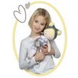 DECUEVAS 90547 Športový kočík pre bábiky a plyšovú bábiku Pipo 2022 - 55 cm