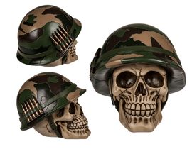 Pokladnička se zámkem, lebka s armádní helmou a kulkami