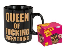 Hrnek s humorným nápisem: "Queen of fucking everything"