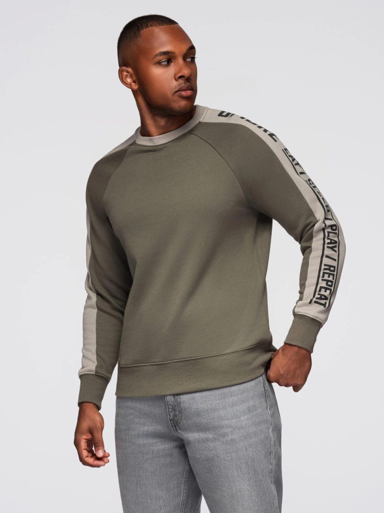 Levně Ombre Clothing Módní olivová mikina s kapucí a ozdobnými rukávy V1 OM-SSNZ-0200