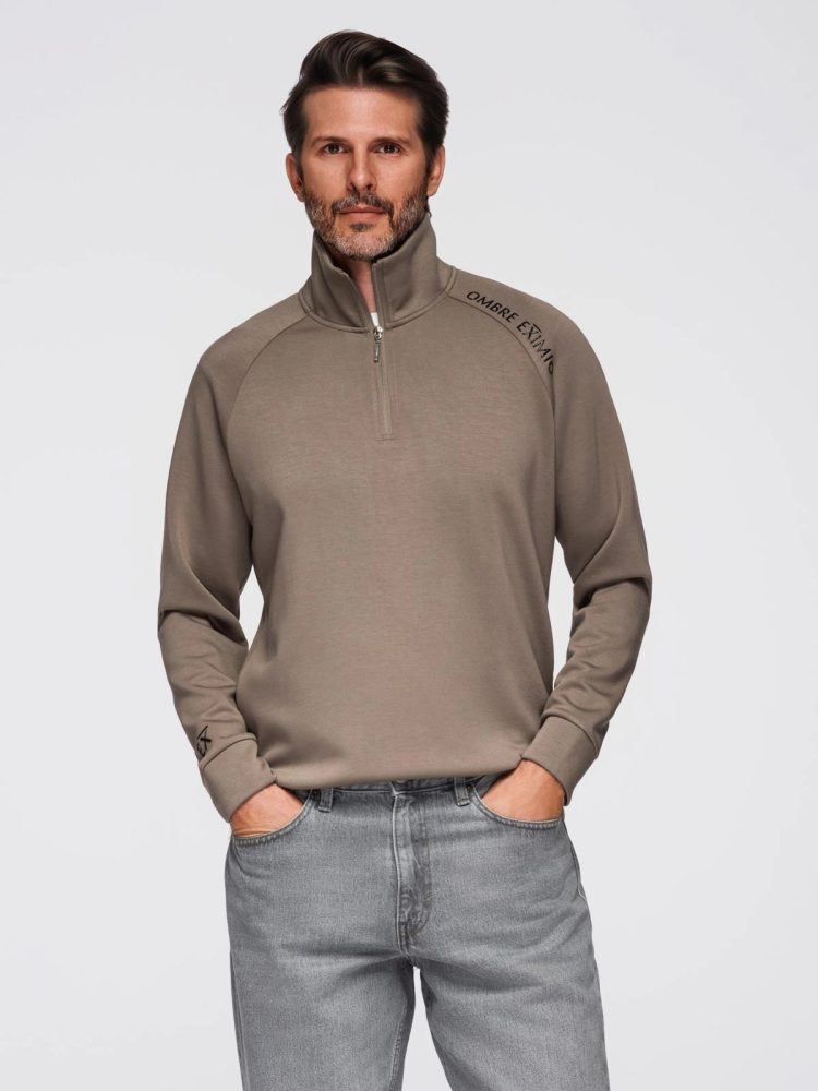 Levně Ombre Clothing Pánská hnědá mikina s logem a vysokým límcem V3 SSZP-0211
