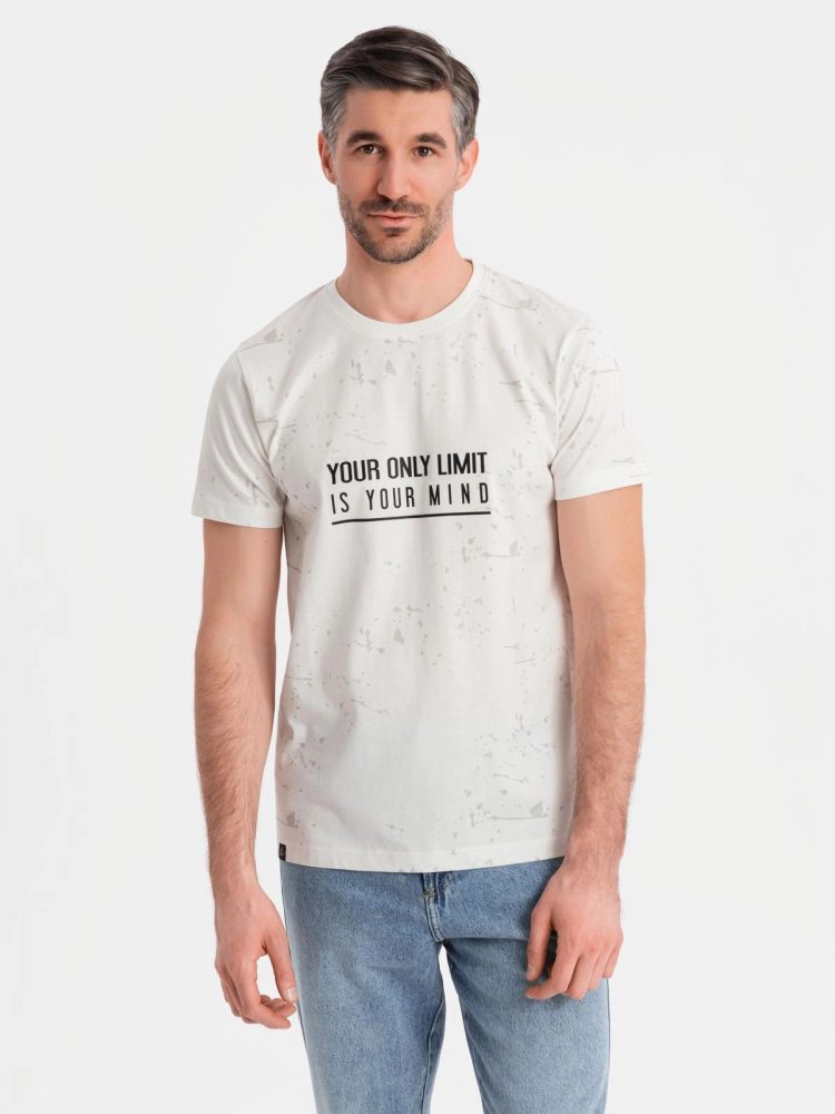 Levně Ombre Clothing Nadčasové bílé pánské tričko s nápisem V1 TSFP-0187