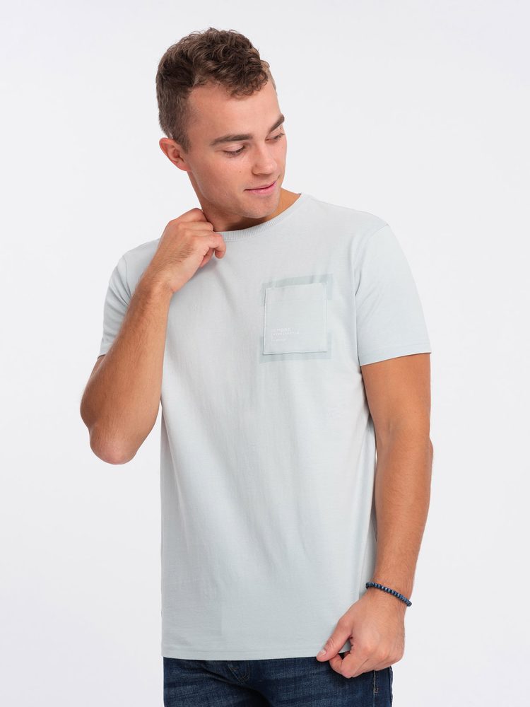 Levně Ombre Clothing Zajímavé tričko s ozdobnou kapsou světle šedé V10 TSPT-0154