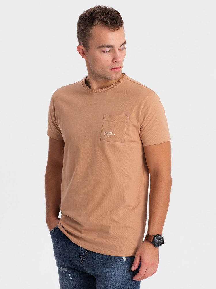 Levně Ombre Clothing Zajímavé tričko s ozdobnou kapsou světle hnědé V7 TSPT-0154