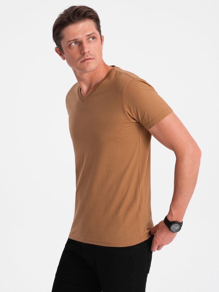 Levně Ombre Clothing Bavlněné pánské hnědé tričko s výstřihem do V V8-TSBS-0145