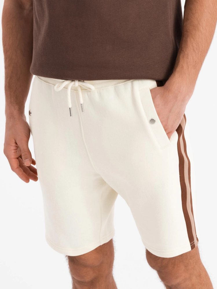 Levně Ombre Clothing Módní hnědé šortky s pásky V16 SRBC-0101