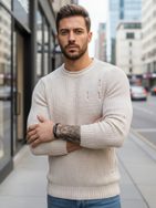 Béžový pletený svetr s módními dírami