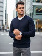 Základní tmavě modrý pánský svetr s výstřihem do V
