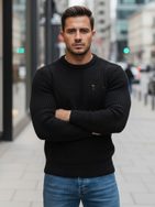 Černý pletený svetr s módními dírami